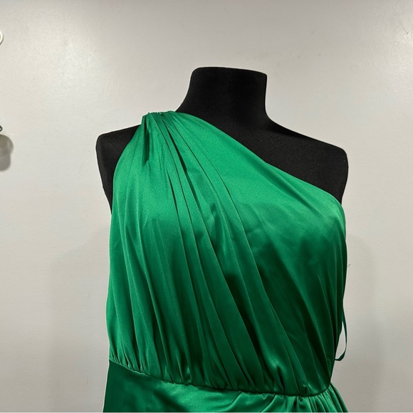 Ieena for Mac Duggal 26654 Draped One Shoulder Satin Gown in Emerald Green 6 - Picture 3 of 8